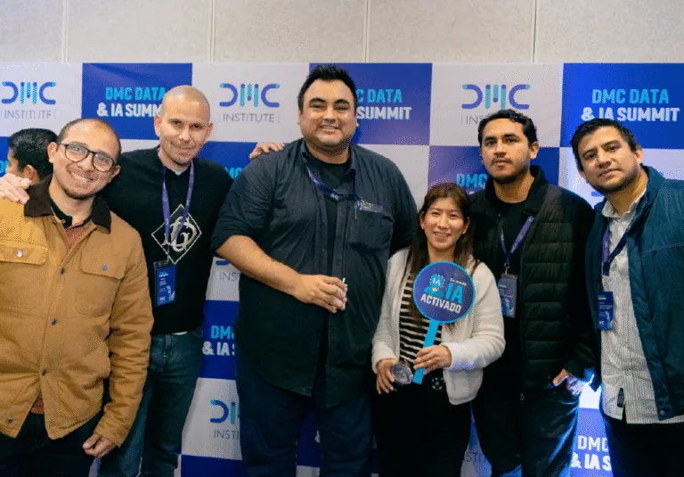 Asistentes conversando en el Data & IA Summit 2025