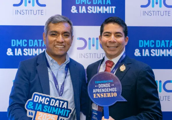 Dos asistentes en el photocall del Summit 2025