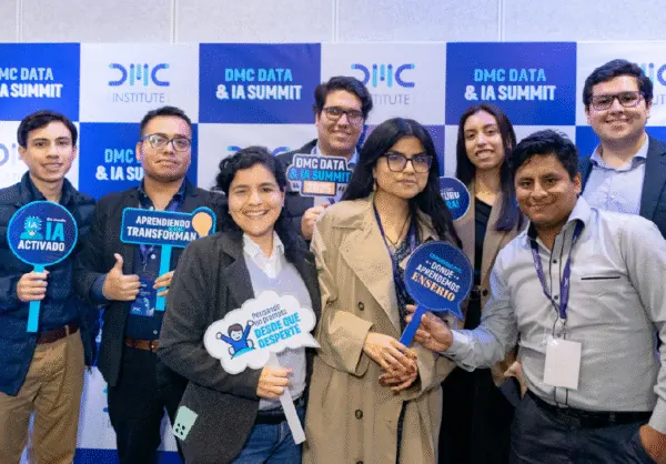 Grupo de profesionales en el photocall del Summit 2025