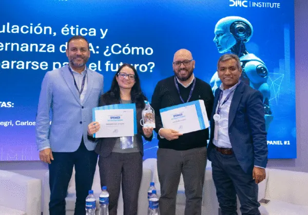 Panelistas con sus reconocimientos en el Summit 2025