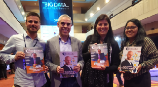 Asistentes del Big Data Analytics Summit con la revista del evento